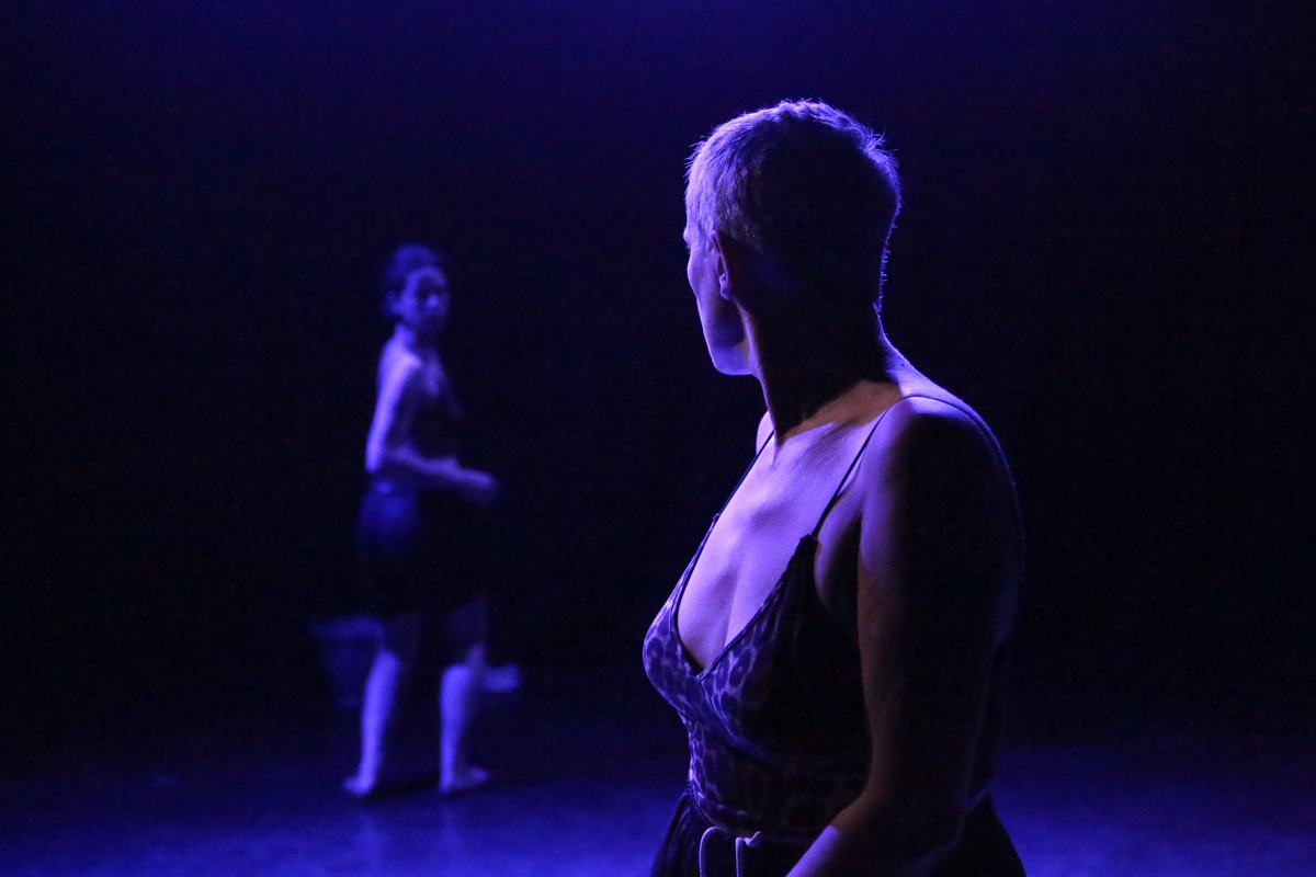 Scène du spectacle Trafiquée — violences faites aux femmes, création 2023