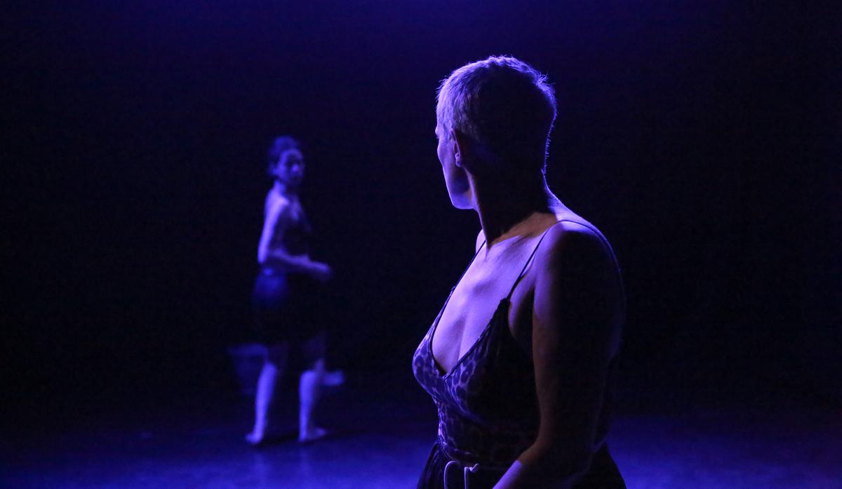 Scène du spectacle Trafiquée — violences faites aux femmes, création 2023