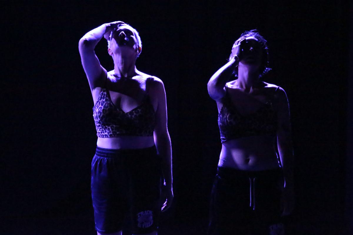 Scène du spectacle Trafiquée — violences faites aux femmes, création 2023