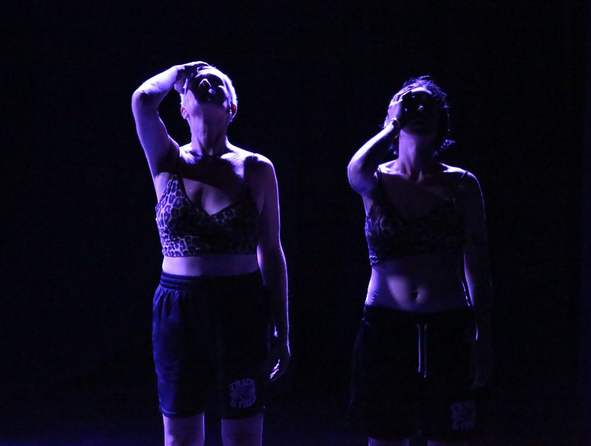 Scène du spectacle Trafiquée — violences faites aux femmes, création 2023