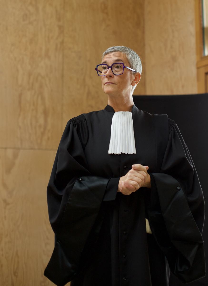 Stéphanie en robe d'avocate